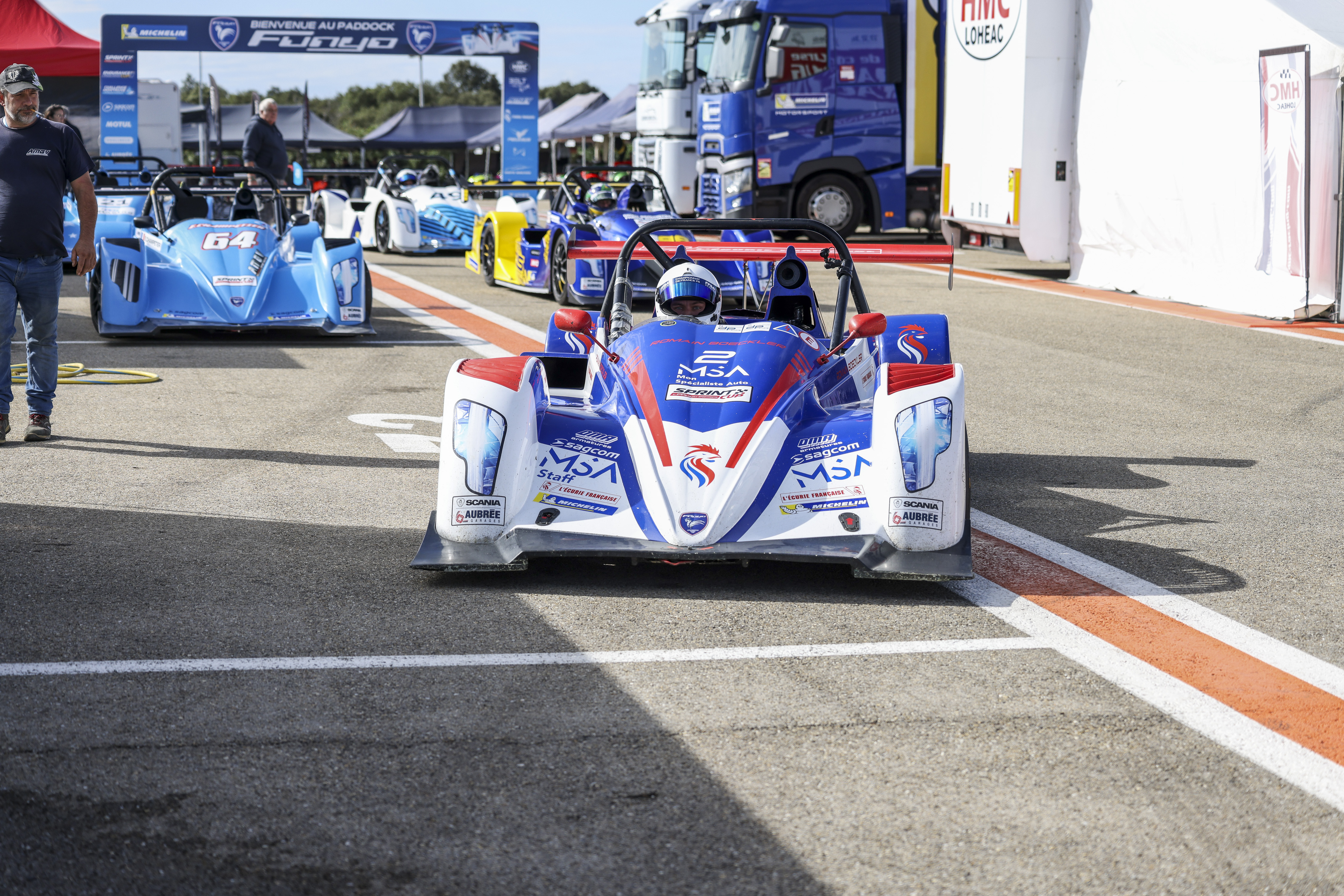 Pilote dans les stands avant la course en Funyo SP05 EVO
